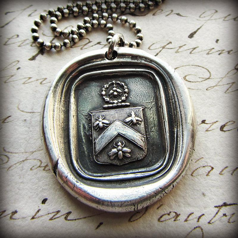 Family hot sale crest necklace