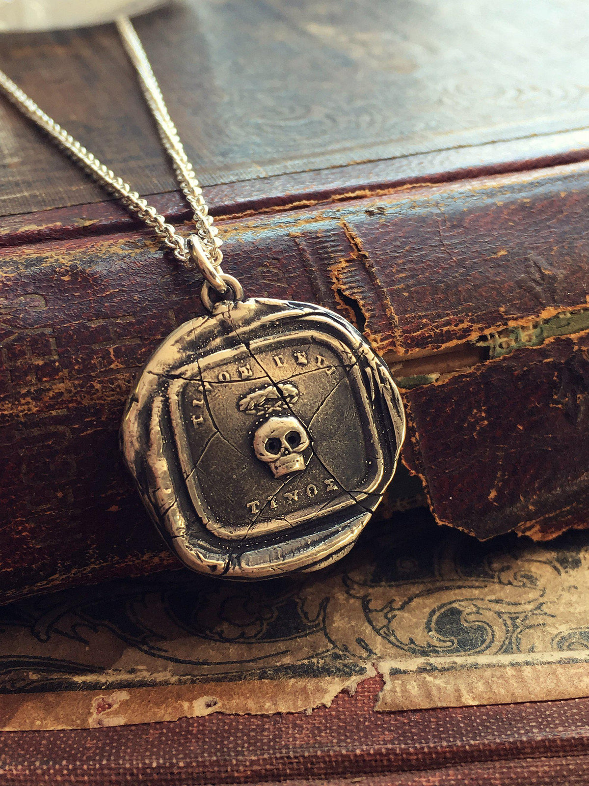 Skull momento mori wax seal gold