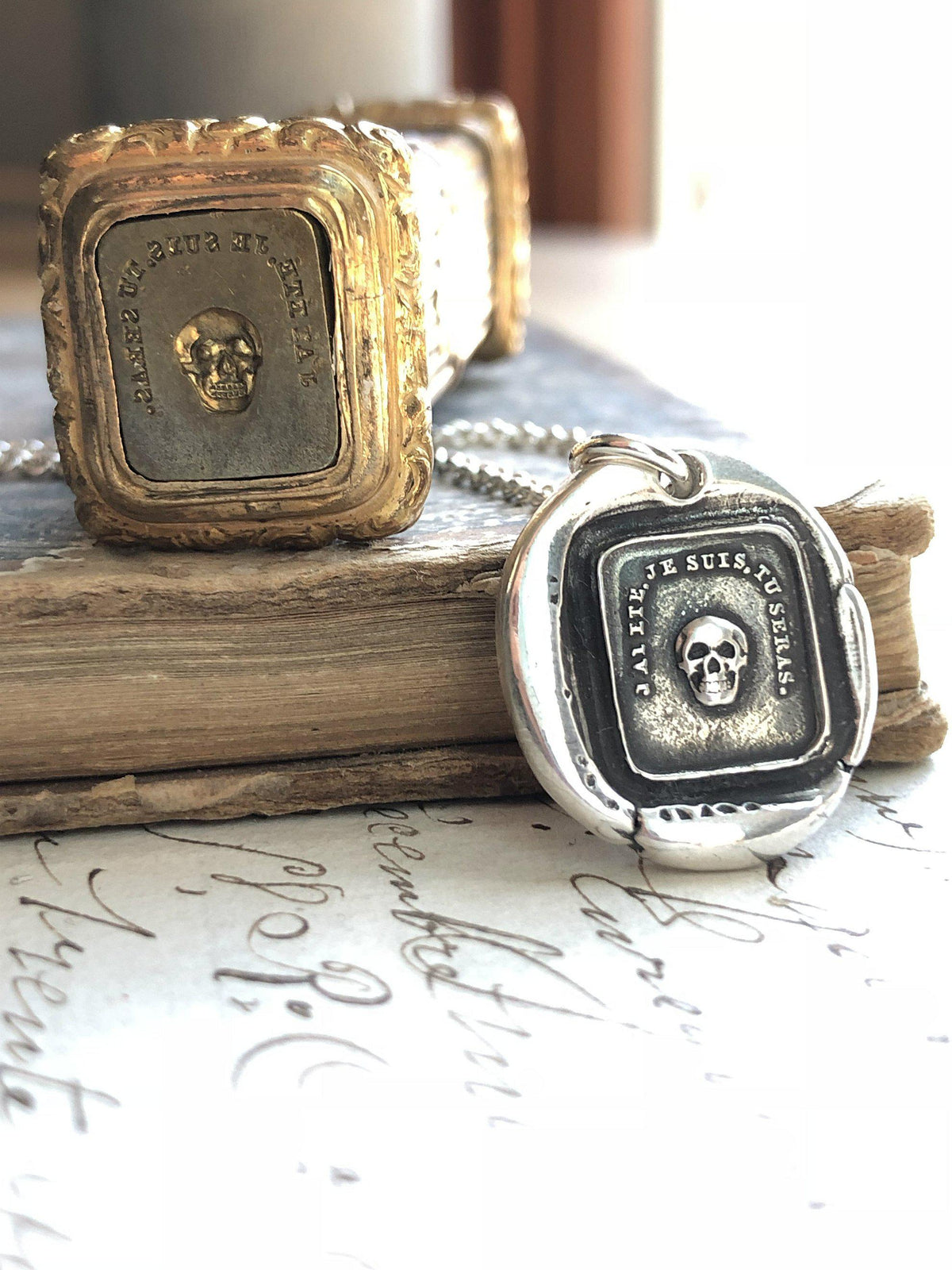 momento skull wax seal necklace
